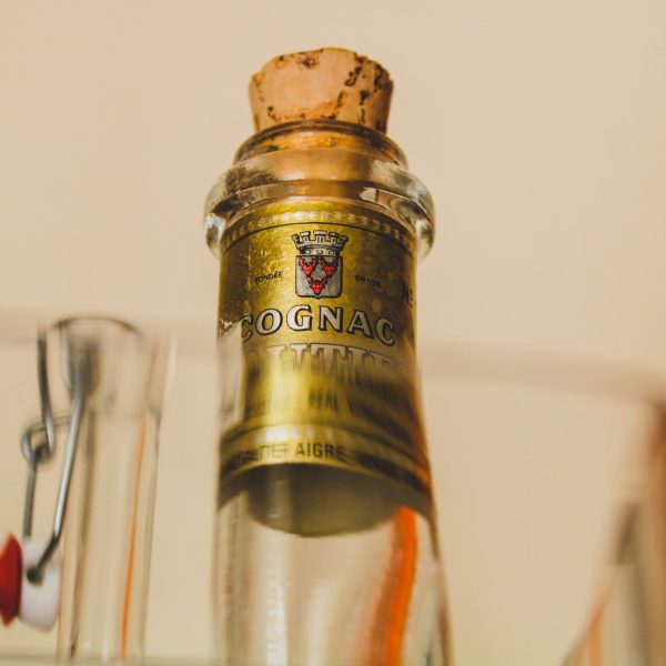 Les meilleures façons de déguster le cognac et les plats qui l&rsquo;accompagnent
