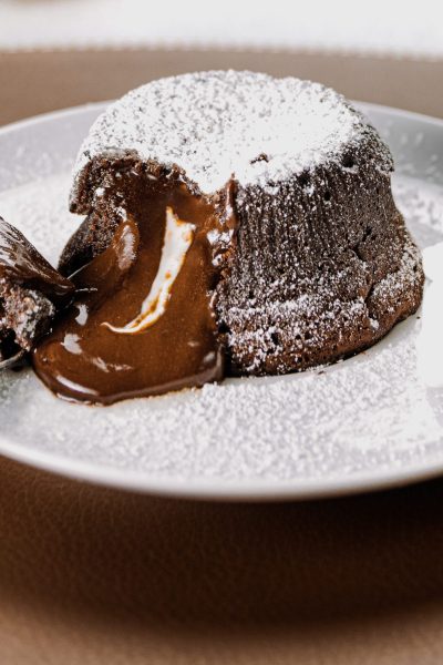 Notre recette de gâteau au chocolat avec un cœur noir fondant