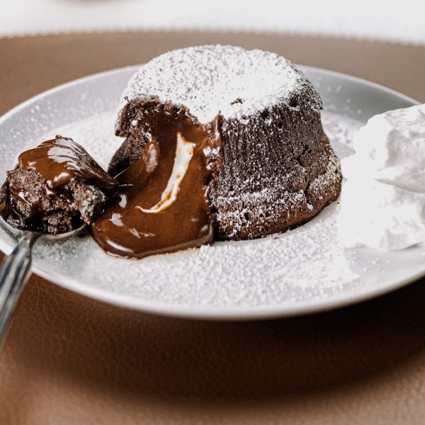 Notre recette de gâteau au chocolat avec un cœur noir fondant